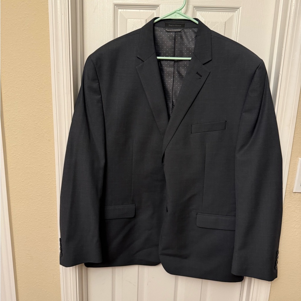 Gray Suit with Sleek Design and Versatile Style
